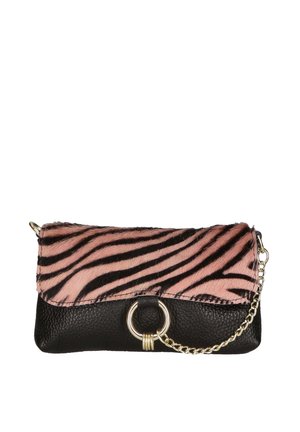 Sac à main avec un design de rayures de tigre rose et noir en fausse fourrure, corps en cuir texturé noir et bandoulière en chaîne dorée avec accent circulaire.
