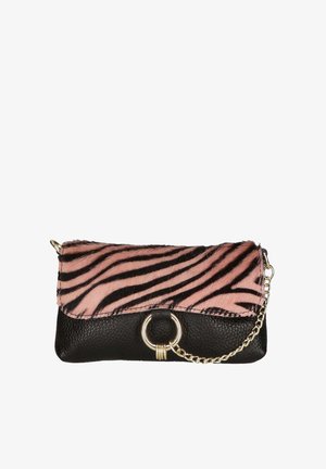 Clutch bag met een roze en zwarte tijgerstreepdesign op kunstbont, een zwarte gestructureerde leren body en een kettingstrap in goudtone met een ronde accent.