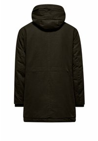 Cappotto lungo isolato di un verde scuro, con cappuccio, caratterizzato da un taglio dritto, cuciture a punto e una texture liscia. Nessun hardware o motivo visibile.