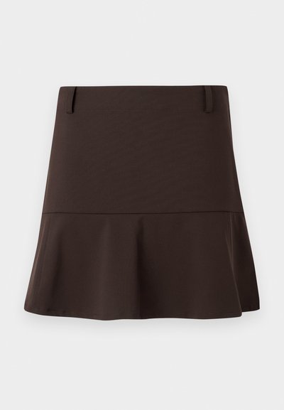 Mini-jupe évasée marron en tissu lisse, avec une taille ajustée et des détails de couture subtils. Design simple sans motifs.