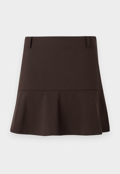 Mini-jupe évasée marron en tissu lisse, avec une taille ajustée et des détails de couture subtils. Design simple sans motifs.
