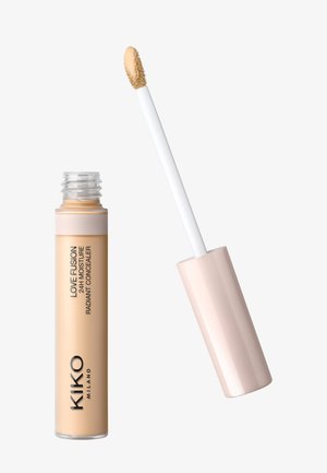 Tube de correcteur éclatant hydratant 24H Love Fusion de KIKO Milano avec applicateur mousse, montrant un produit beige.