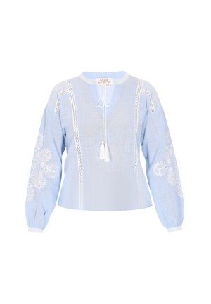 Svijetloplava bluza s dugim rukavima, skupljenim na krajevima, ukrašena bijelim vezom, čipkastim detaljima i ovratnikom s vrpcom i resicama.