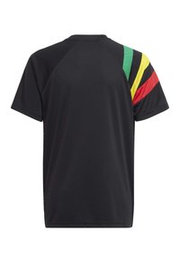 Schwarzes T-Shirt mit kurzen Ärmeln, das ein farbenfrohes diagonales Streifendesign in Rot, Grün, Gelb und Schwarz auf der rechten Schulter zeigt.