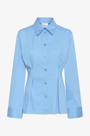 Cămașă albastru deschis cu mâneci lungi, nasturi, guler ascuțit și pliuri la talie, etichetată Gestuz.