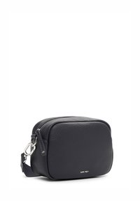 Borsa a tracolla in pelle di un blu navy scuro, forma rettangolare, chiusura a zip, tracolla, superficie testurizzata e dettaglio con marchio sulla parte anteriore.