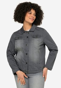 Veste en denim gris avec un col, fermeture à boutons à l'avant, deux poches poitrine, poches latérales et un léger dégradé de couleur du foncé vers le clair.