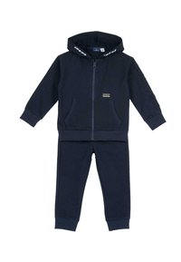 Survêtement bleu marine comprenant un hoodie zippé avec poches avant et un pantalon assorti avec des poignets élastiques. Tissu doux, design minimaliste et détail de logo.