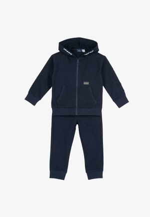 Survêtement bleu marine comprenant un hoodie zippé avec poches avant et un pantalon assorti avec des poignets élastiques. Tissu doux, design minimaliste et détail de logo.