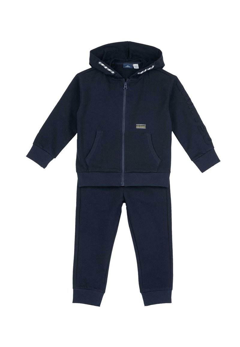 Survêtement bleu marine comprenant un hoodie zippé avec poches avant et un pantalon assorti avec des poignets élastiques. Tissu doux, design minimaliste et détail de logo.
