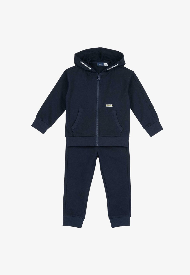 Survêtement bleu marine comprenant un hoodie zippé avec poches avant et un pantalon assorti avec des poignets élastiques. Tissu doux, design minimaliste et détail de logo.