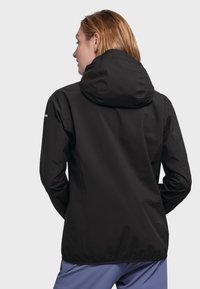 Schwarze wasserdichte Jacke mit Kapuze, die ein schlankes Design, eine glatte Textur und elastische Bündchen aufweist, geeignet für Outdoor-Aktivitäten.