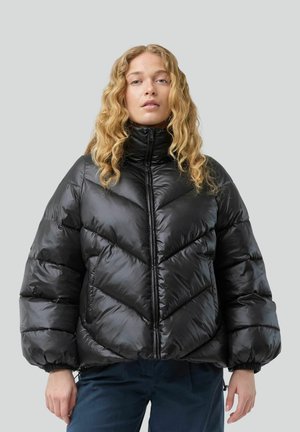 Sort pufferjakke med høj krave, quiltet design og elastiske manchetter. Har en frontlynlås og en shiny, glat tekstur.