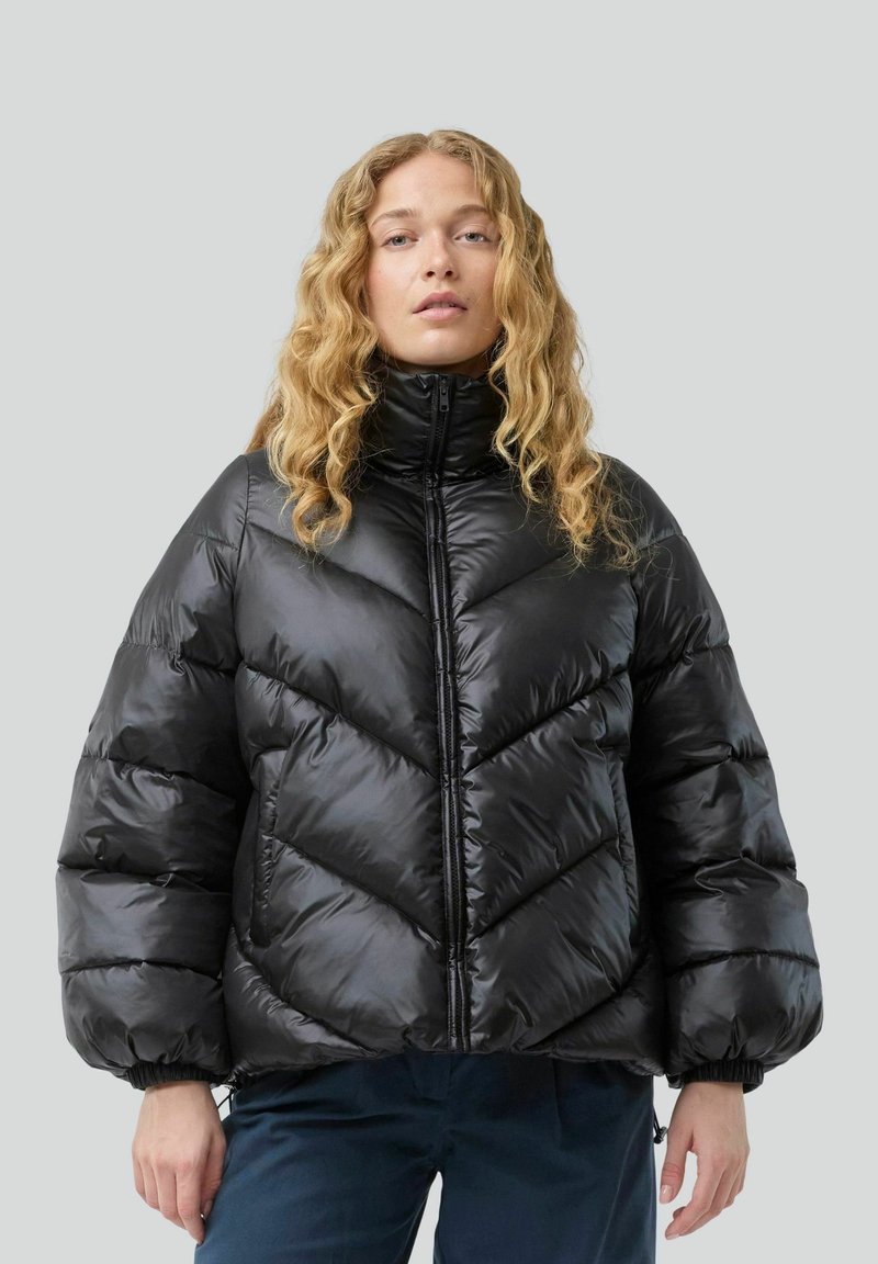 Sort pufferjakke med høj krave, quiltet design og elastiske manchetter. Har en frontlynlås og en shiny, glat tekstur.