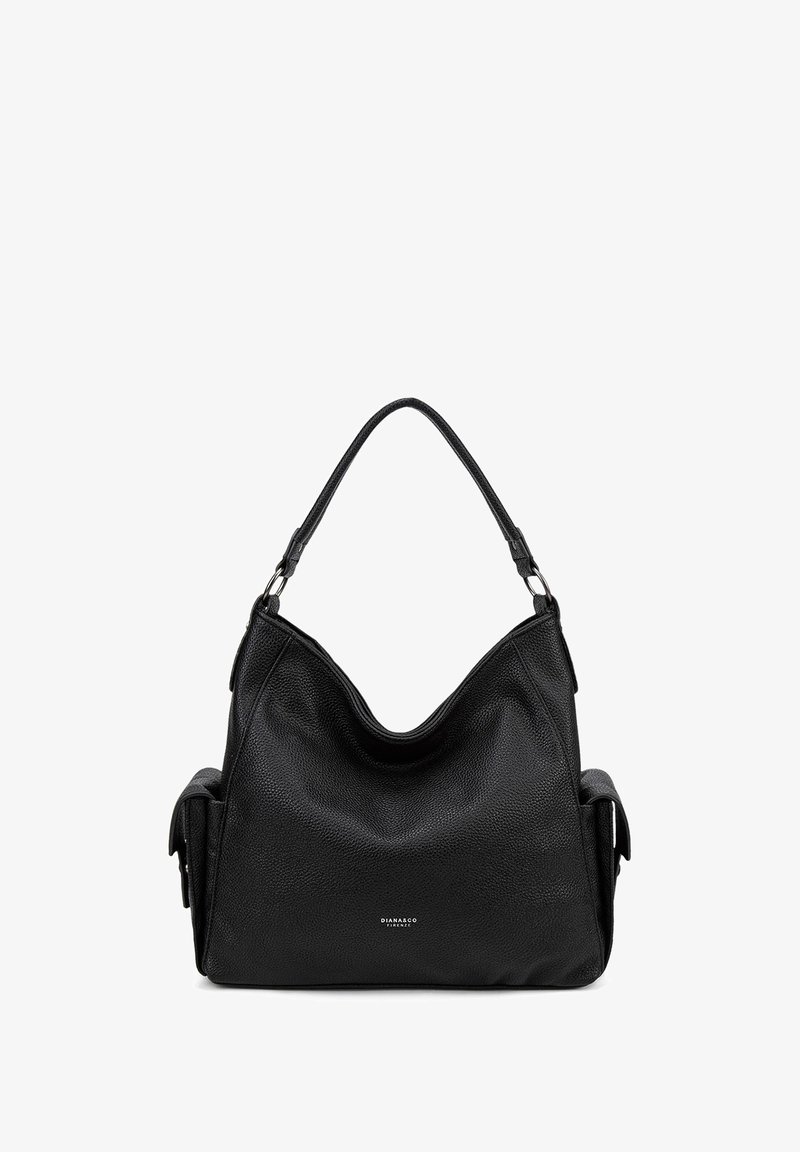 Borsa a tracolla in pelle nera con superficie texture, parte superiore arrotondata e due tasche laterali. Presenta una sola tracolla e un logo discreto sul davanti.