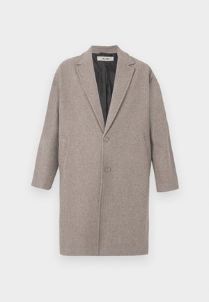 Abrigo de lana gris con cuello de muesca, dos bolsillos frontales, cierre de un solo botón y un forro interior suave. Ajuste tailored y de corte oversize.