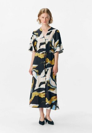 Abito maxi in tessuto leggero con motivo astratto in bianco, nero, giallo e blu; scollatura a V, maniche corte e dettaglio con cintura.
