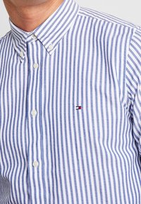 Blauw-wit gestreept overhemd met knopen in lichtgewicht stof, met een button-down kraag en een klein logo op de borst.