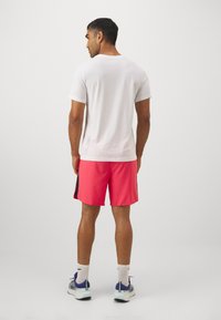 Nike Performance CHALLENGER SHORT - Sport rövidnadrágok - aster pink/black