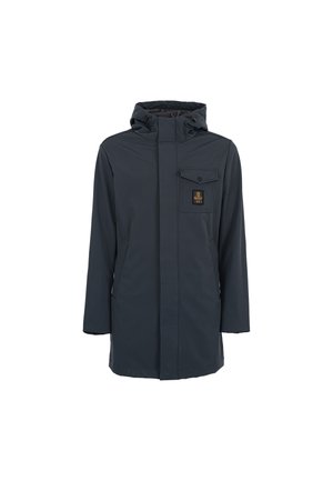 Parka impermeabile blu navy con cappuccio, zip frontale e tasca sul petto con bottoni a pressione. Presenta una fodera interna testurizzata e tasche laterali.