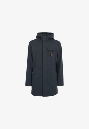 Parka impermeabile blu navy con cappuccio, zip frontale e tasca sul petto con bottoni a pressione. Presenta una fodera interna testurizzata e tasche laterali.