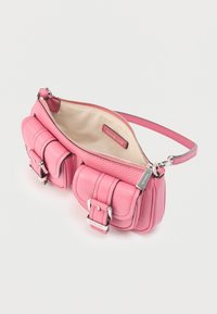 Ροζ δερμάτινη τσάντα χειρός με δύο μπροστινές θήκες, ασημένια μεταλλικά στοιχεία και κλείσιμο με φερμουάρ. Λείος εξωτερικός υφασμός και μπεζ επένδυση στο εσωτερικό.