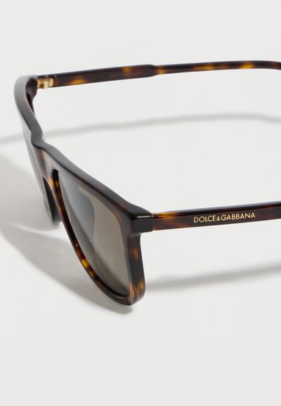 Τετράγωνα γυαλιά ηλίου με καφέ σχέδιο χελώνας, σκουρα φακούς και το λογότυπο «Dolce & Gabbana» σε χρυσό στην πλευρική βραχίονα.