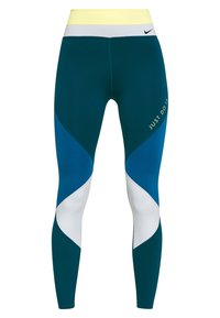 Leggings Nike realizzati in tessuto misto. Presentano un design a blocchi di colore in verde scuro, teal e bianco con una vita gialla e un logo stampato.