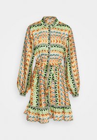 Robe chemise à manches longues avec des motifs floraux géométriques vibrants en orange, vert, noir et blanc, dotée d'une ceinture à la taille et d'un ourlet volanté.