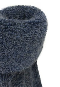 Handgestrickte marineblaue Wollsocke mit einem dicken, strukturierten Bündchen. Das Material hat ein leicht flauschiges Aussehen und zeigt verschiedene Blautöne.