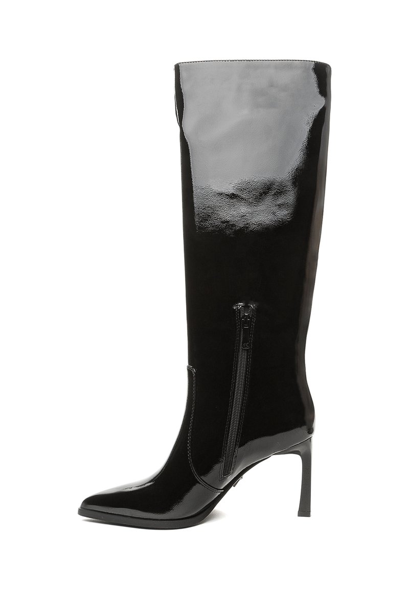 Botas negras de charol hasta la rodilla con punta afilada y tacón de aguja delgado. Cuentan con una cremallera lateral para facilitar su uso.