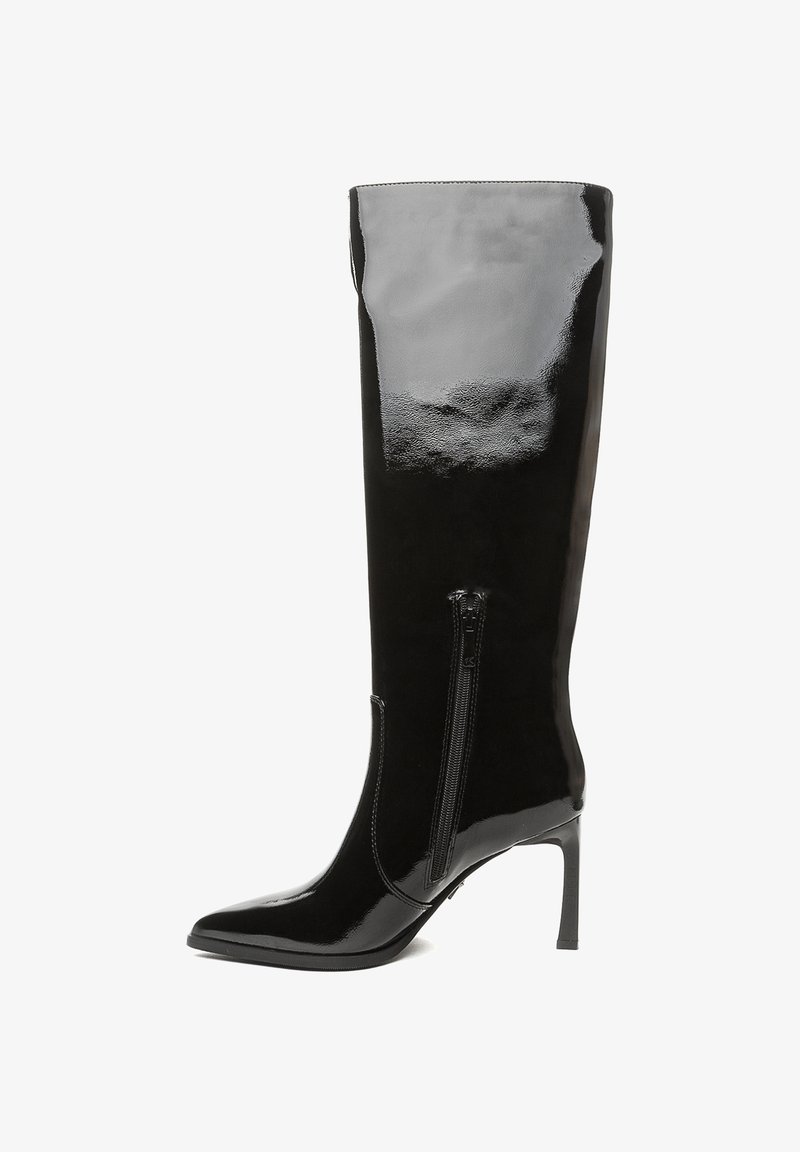 Botas negras de charol hasta la rodilla con punta afilada y tacón de aguja delgado. Cuentan con una cremallera lateral para facilitar su uso.