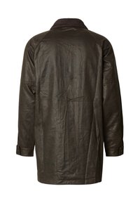 Mørk brun lærfrakk med myk glans, lange ermer og ribbet krage. Har en enkel, avslappet silhuett uten dekorasjoner.