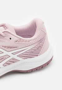ASICS UPCOURT 6 - Volleyball shoes - watershed rose/white