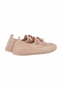 Roze suède sneakers met een gestructureerde bovenkant, grote lintveters en een geribbelde rubberen zool. Beschikt over een geperforeerde neus voor ademend vermogen.