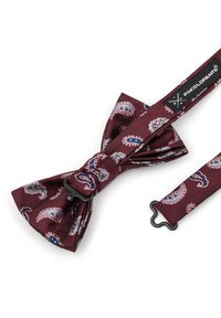 Burgundowa muszka z wzorem paisley; teksturowana tkanina o połysku; zawiera regulowany pasek z czarnymi elementami metalowymi i metką z logo.