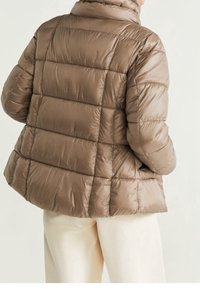 Puffjakke i lys brun, med et horisontalt quiltet design, høj krave og blød, glat tekstur. Bagview viser et afslappet fit.