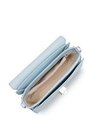 Borsa a tracolla in pelle blu chiaro con finitura testurizzata, dotata di un interno beige, tasca con zip e accessori in oro. La vista aperta mette in risalto i compartimenti.