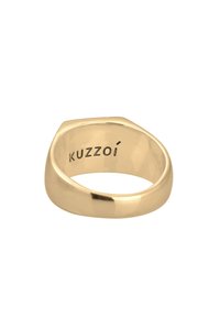 Anello d'oro con una fascia liscia e arrotondata e parte superiore piatta. Inciso con "KUZZOI" all'interno. Design semplice, superficie riflettente, minimalismo nei dettagli.