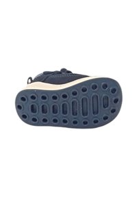 Suola di scarpa navy con superficie in gomma texturizzata, caratterizzata da ritagli circolari ed ellittici per una migliore aderenza. Accento crema lungo il bordo della suola.