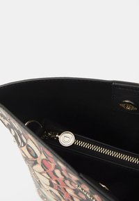 Borsa a tracolla multicolore con motivo, esterno morbido, tasca interna con zip, hardware dorato e forma strutturata. Rivestita in pelle nera.