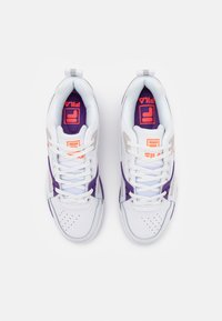 Vita idrottsskor med lila och grå detaljer, med ett nätfäste, snörning och perforerade detaljer på tåkappan.