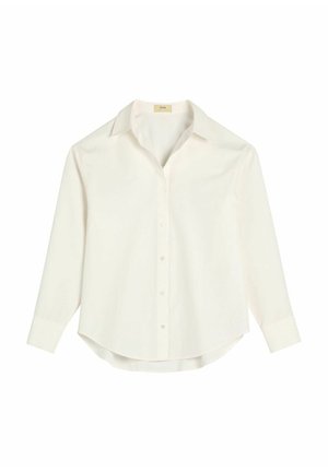 Biała koszula z długim rękawem zapinana na guziki, z ostrym kołnierzykiem i zaokrąglonym dołem, wyświetlana na jednolitym białym tle.