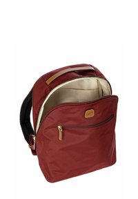 Zaino bordeaux realizzato in tessuto morbido, con una tasca frontale con zip, dettagli in pelle e una forma strutturata con un ampio interno.