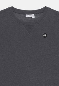 Sudadera de color gris oscuro hecha de un tejido texturizado. Presenta un diseño de escote en V y un pequeño logotipo en blanco y negro en el pecho.