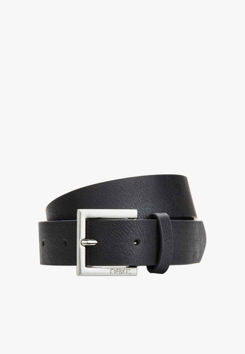 Ceinture en cuir noir avec une finition texturée, dotée d'une boucle rectangulaire en argent brillant et de plusieurs trous ajustables pour personnaliser la taille.