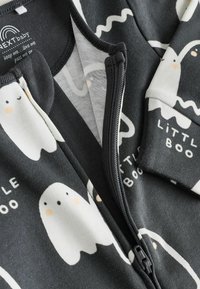 Tummaharmaa pitkähihaisen vauvan body, jossa on kummituskuvio. Varustettu vetoketjulla, valkoisilla yksityiskohdilla ja "LITTLE BOO" -tekstillä hihassa.