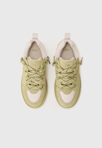Lichtgroene sneakers met een ontwerp van mesh en suede. Witte accenten op de neus en de hiel, met groen gespikkelde veters en treklussen.