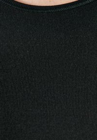 Tessuto nero a costine con una texture liscia, caratterizzato da un collo rotondo e bordi finemente cuciti, adatto per abbigliamento aderente.