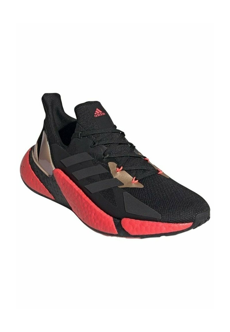 Chaussure de sport noire avec accents rouges, tige en maille texturée, branding à trois bandes et semelle épaisse et rembourrée. Présente un design épuré.